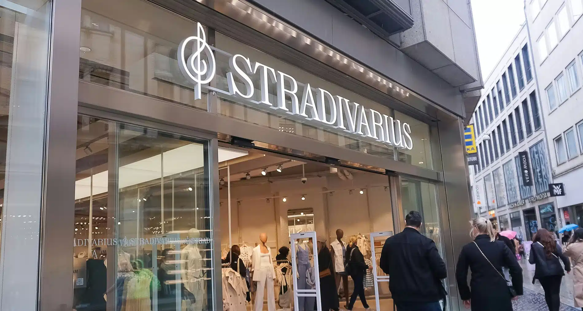 Banner 1 - Stradivarius Shop Schweiz