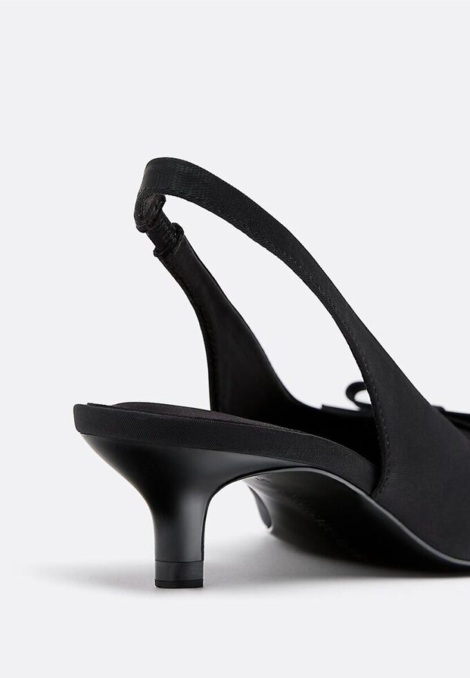 Absatzschuhe mit Kitten-Heel und Cut-Out-Details