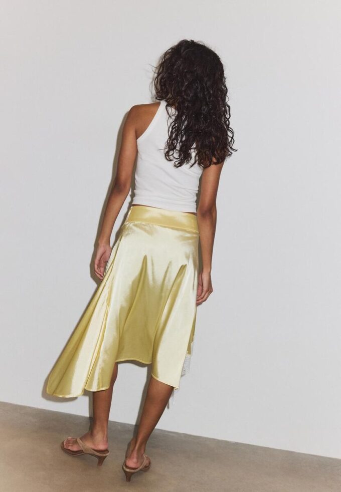 Asymmetrischer Midirock aus Satin