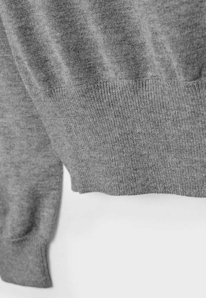 Asymmetrischer Strickpullover Asymmetrischer Strickpullover