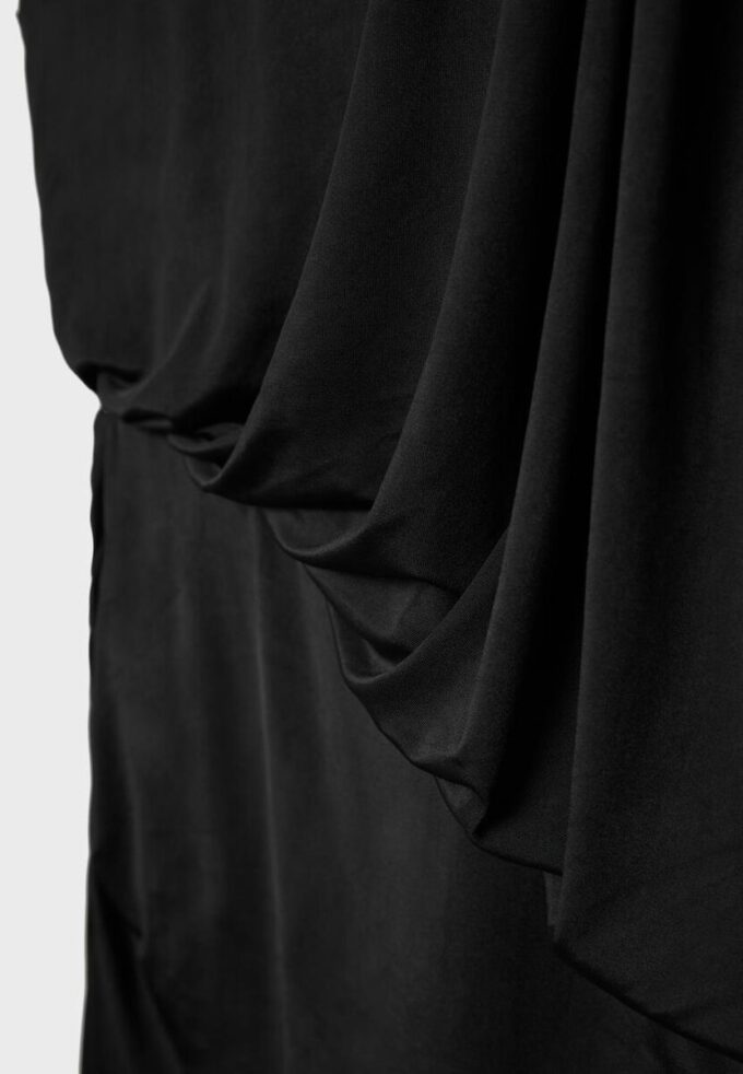 Asymmetrisches, drapiertes kurzes Short-Kleid