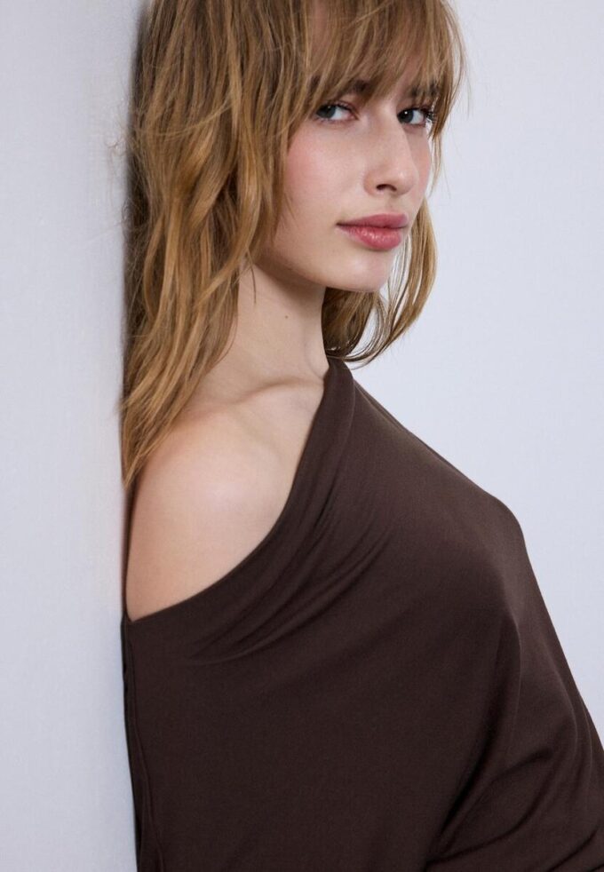 Asymmetrisches T-Shirt aus Modal Asymmetrisches T-Shirt aus Modal