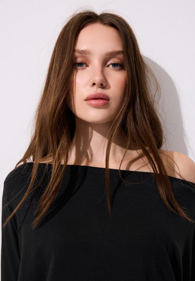 Asymmetrisches T-Shirt aus Modal Asymmetrisches T-Shirt aus Modal