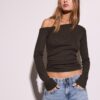 Asymmetrisches T-Shirt mit gerafftem Detail Asymmetrisches T-Shirt mit gerafftem Detail