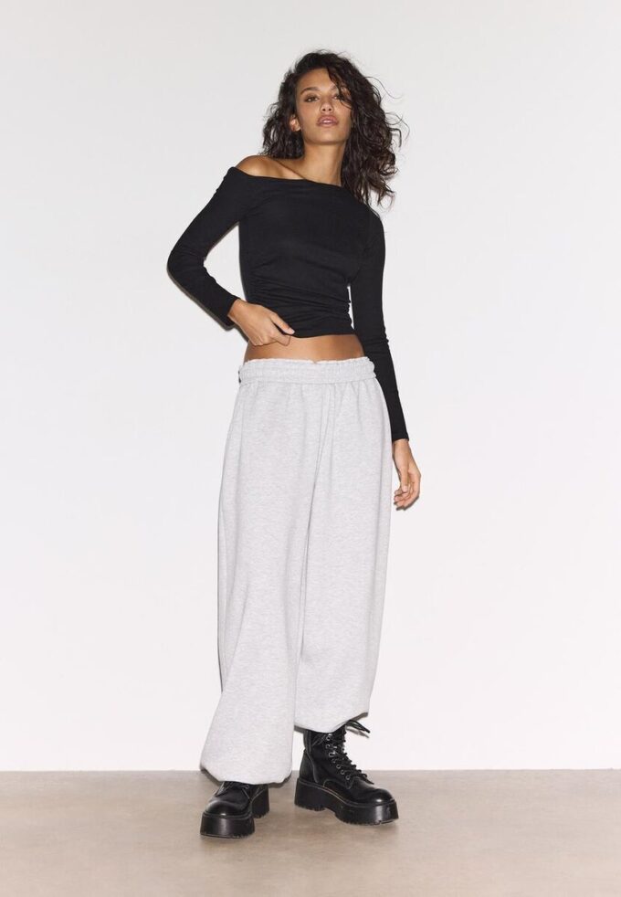 Asymmetrisches T-Shirt mit gerafftem Detail Asymmetrisches T-Shirt mit gerafftem Detail