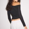 Asymmetrisches T-Shirt mit gerafftem Detail Asymmetrisches T-Shirt mit gerafftem Detail