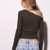 Asymmetrisches T-Shirt mit gerafftem Detail Asymmetrisches T-Shirt mit gerafftem Detail