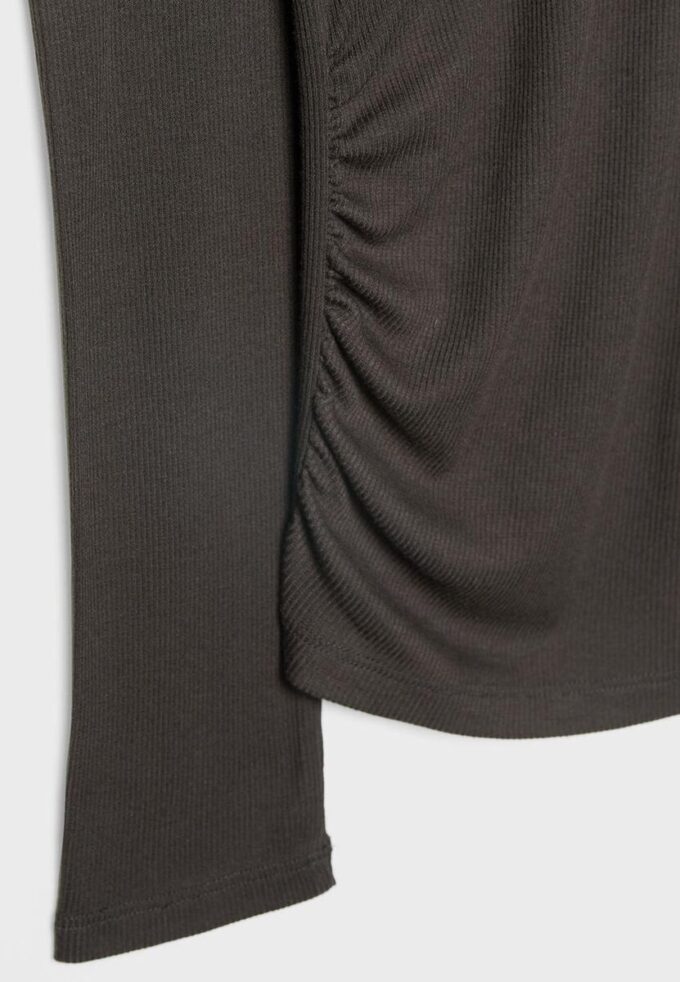 Asymmetrisches T-Shirt mit gerafftem Detail Asymmetrisches T-Shirt mit gerafftem Detail