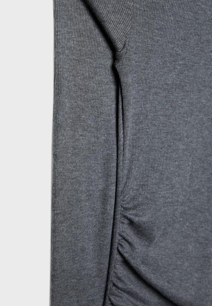 Asymmetrisches T-Shirt mit gerafftem Detail Asymmetrisches T-Shirt mit gerafftem Detail