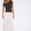 Asymmetrisches T-Shirt mit Knöpfen Asymmetrisches T-Shirt mit Knöpfen