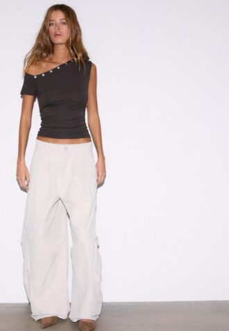 Asymmetrisches T-Shirt mit Knöpfen