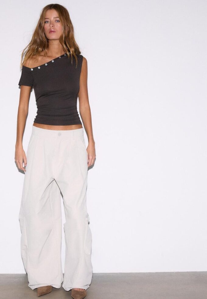 Asymmetrisches T-Shirt mit Knöpfen Asymmetrisches T-Shirt mit Knöpfen