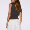 Asymmetrisches T-Shirt mit Knöpfen Asymmetrisches T-Shirt mit Knöpfen