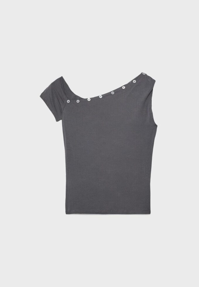Asymmetrisches T-Shirt mit Knöpfen Asymmetrisches T-Shirt mit Knöpfen