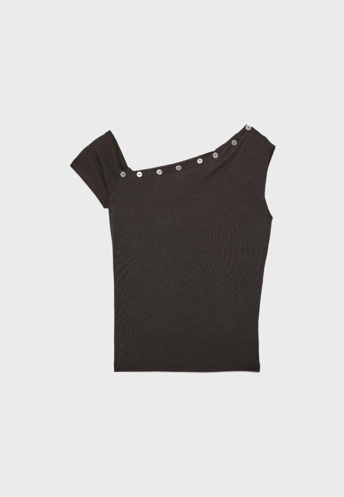 Asymmetrisches T-Shirt mit Knöpfen Asymmetrisches T-Shirt mit Knöpfen