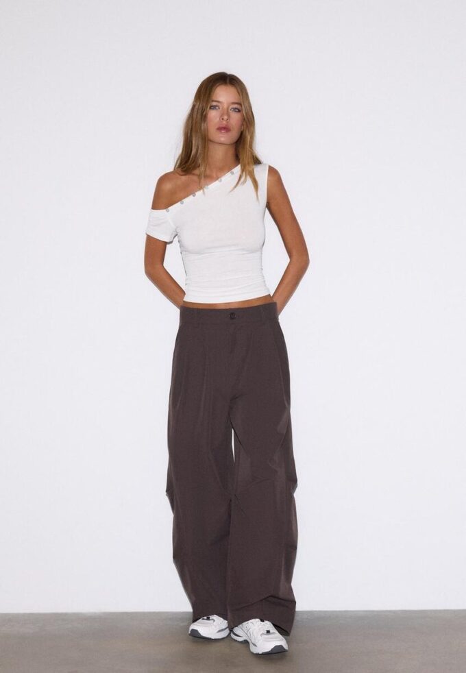 Asymmetrisches T-Shirt mit Knöpfen Asymmetrisches T-Shirt mit Knöpfen