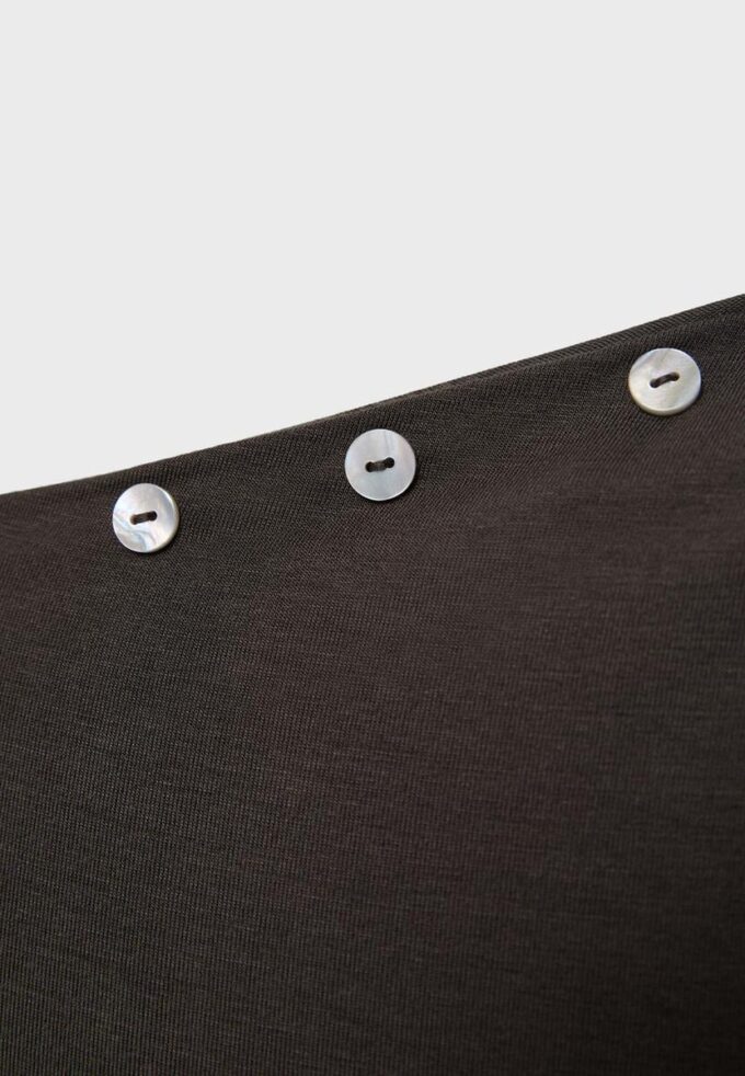 Asymmetrisches T-Shirt mit Knöpfen Asymmetrisches T-Shirt mit Knöpfen