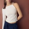 Asymmetrisches T-Shirt mit Metallschnalle Asymmetrisches T-Shirt mit Metallschnalle