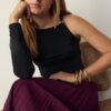 Asymmetrisches T-Shirt mit Metallschnalle Asymmetrisches T-Shirt mit Metallschnalle
