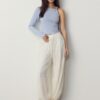 Asymmetrisches T-Shirt mit Metallschnalle Asymmetrisches T-Shirt mit Metallschnalle