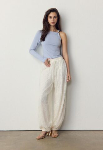 Asymmetrisches T-Shirt mit Metallschnalle