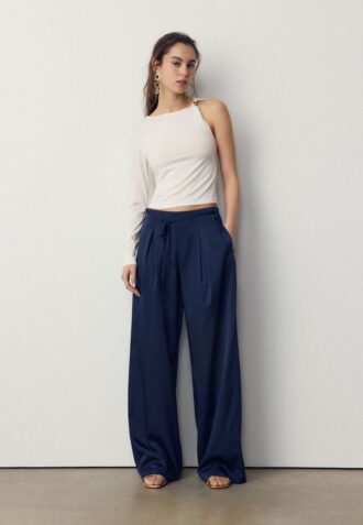 Asymmetrisches T-Shirt mit Metallschnalle