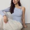 Asymmetrisches T-Shirt mit Metallschnalle Asymmetrisches T-Shirt mit Metallschnalle