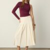 Asymmetrisches T-Shirt mit Metallschnalle Asymmetrisches T-Shirt mit Metallschnalle