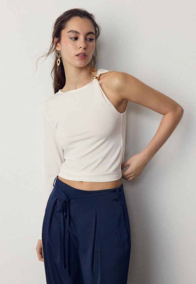 Asymmetrisches T-Shirt mit Metallschnalle Asymmetrisches T-Shirt mit Metallschnalle