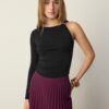 Asymmetrisches T-Shirt mit Metallschnalle Asymmetrisches T-Shirt mit Metallschnalle