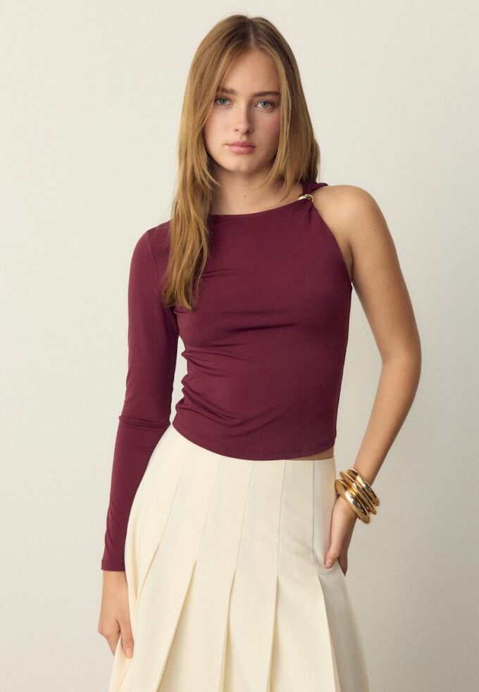 Asymmetrisches T-Shirt mit Metallschnalle Asymmetrisches T-Shirt mit Metallschnalle