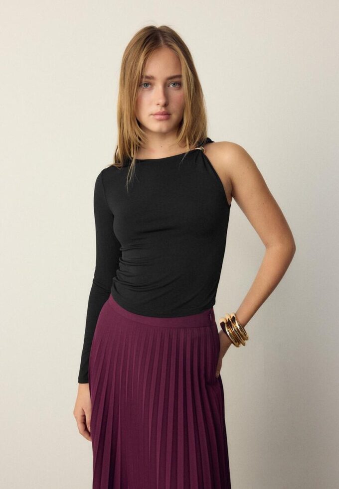 Asymmetrisches T-Shirt mit Metallschnalle Asymmetrisches T-Shirt mit Metallschnalle