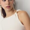 Asymmetrisches T-Shirt mit Metallschnalle Asymmetrisches T-Shirt mit Metallschnalle