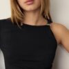 Asymmetrisches T-Shirt mit Metallschnalle Asymmetrisches T-Shirt mit Metallschnalle