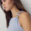 Asymmetrisches T-Shirt mit Metallschnalle Asymmetrisches T-Shirt mit Metallschnalle