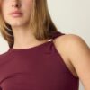Asymmetrisches T-Shirt mit Metallschnalle Asymmetrisches T-Shirt mit Metallschnalle