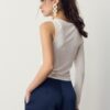 Asymmetrisches T-Shirt mit Metallschnalle Asymmetrisches T-Shirt mit Metallschnalle