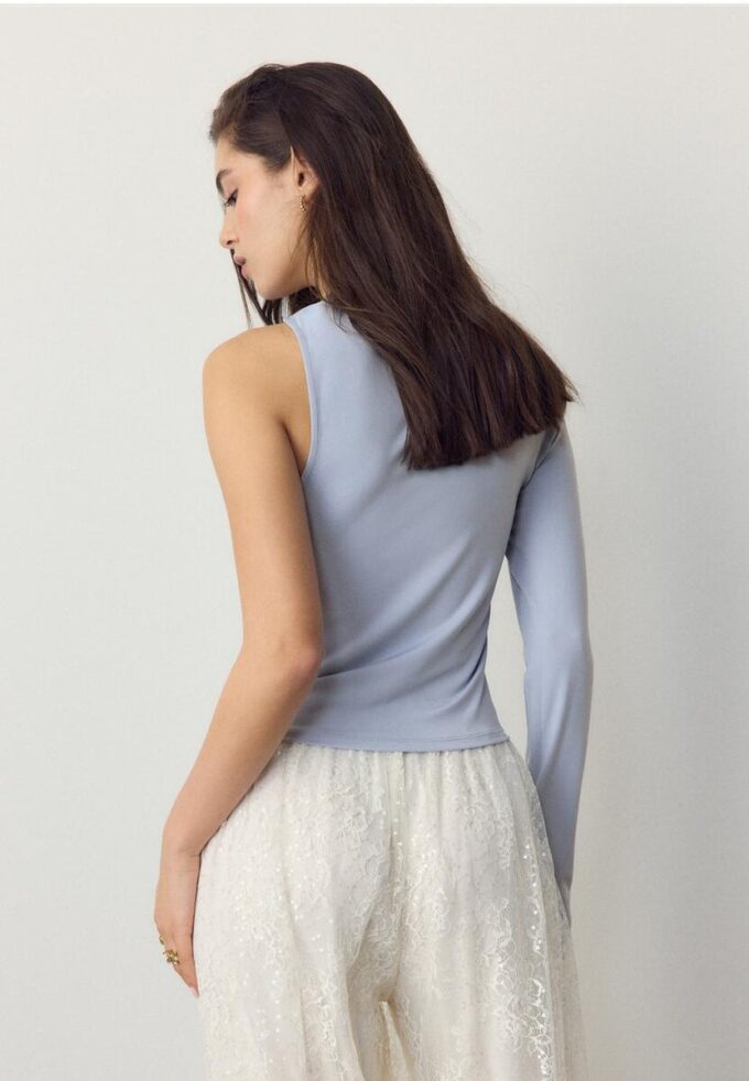 Asymmetrisches T-Shirt mit Metallschnalle Asymmetrisches T-Shirt mit Metallschnalle