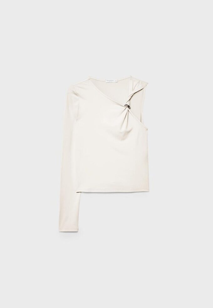 Asymmetrisches T-Shirt mit Metallschnalle Asymmetrisches T-Shirt mit Metallschnalle