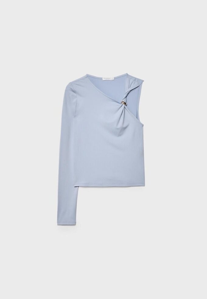 Asymmetrisches T-Shirt mit Metallschnalle Asymmetrisches T-Shirt mit Metallschnalle