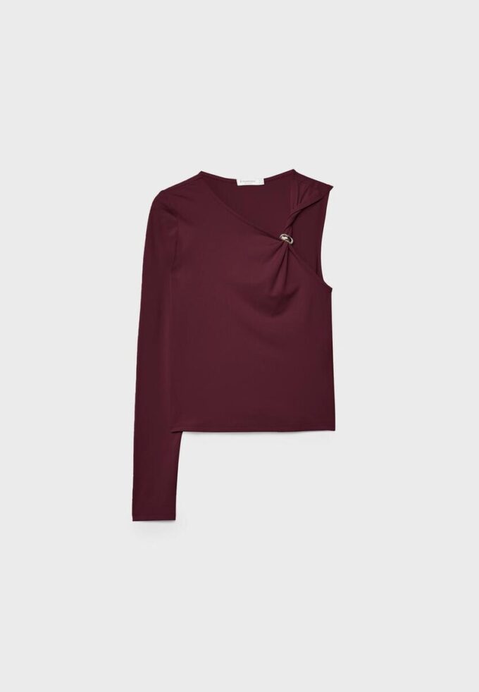 Asymmetrisches T-Shirt mit Metallschnalle Asymmetrisches T-Shirt mit Metallschnalle