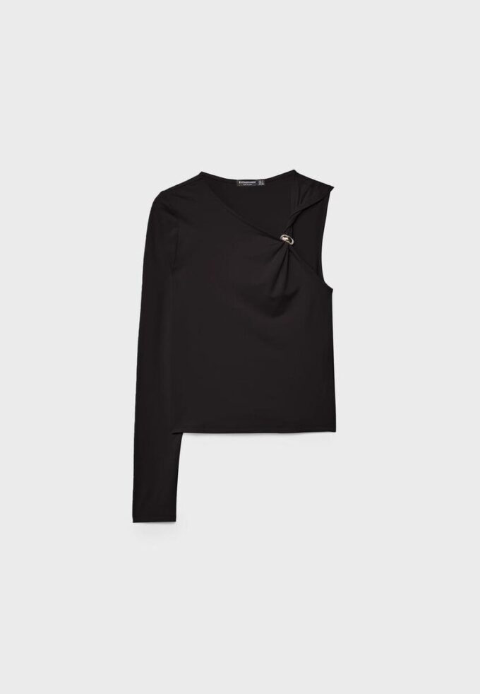 Asymmetrisches T-Shirt mit Metallschnalle Asymmetrisches T-Shirt mit Metallschnalle
