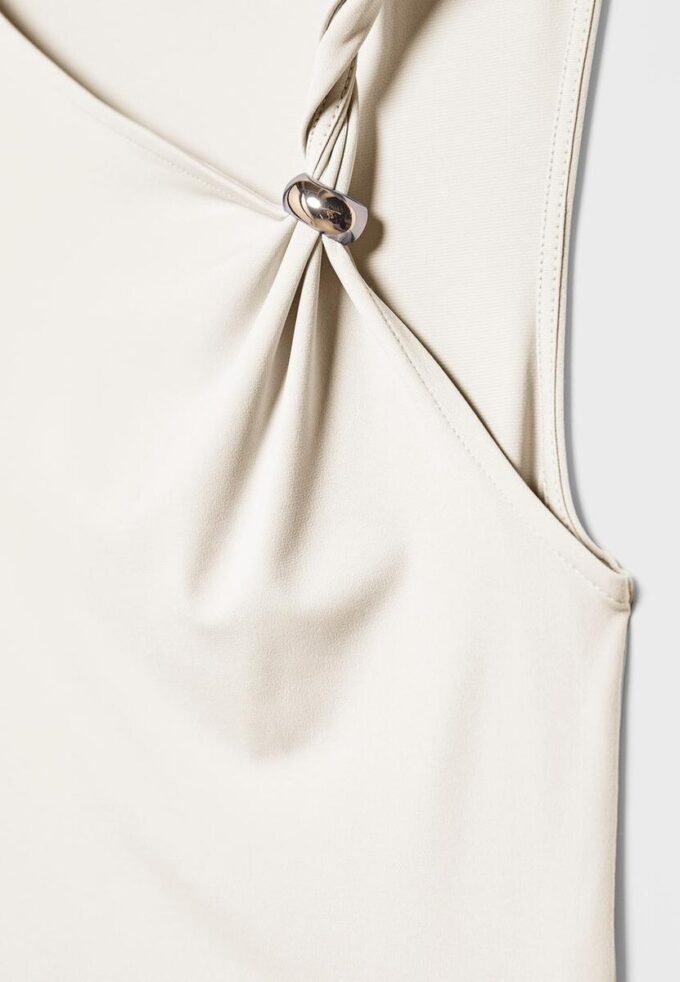 Asymmetrisches T-Shirt mit Metallschnalle Asymmetrisches T-Shirt mit Metallschnalle