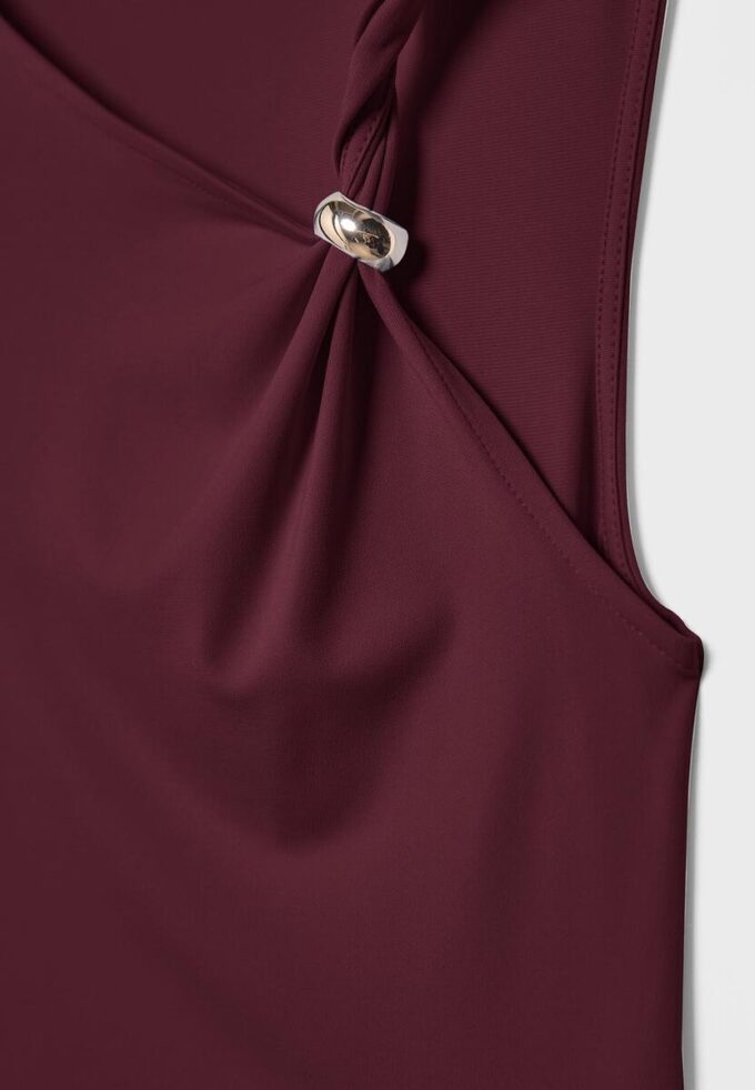 Asymmetrisches T-Shirt mit Metallschnalle Asymmetrisches T-Shirt mit Metallschnalle