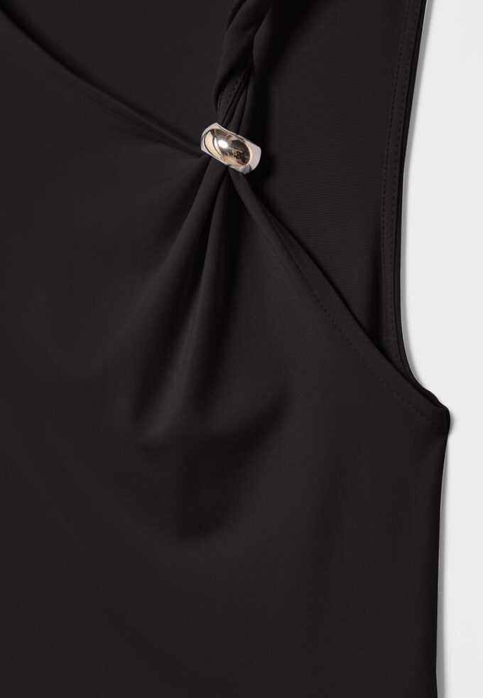 Asymmetrisches T-Shirt mit Metallschnalle Asymmetrisches T-Shirt mit Metallschnalle