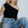 Asymmetrisches T-Shirt mit Nieten Asymmetrisches T-Shirt mit Nieten