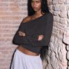Asymmetrisches T-Shirt mit Nieten Asymmetrisches T-Shirt mit Nieten