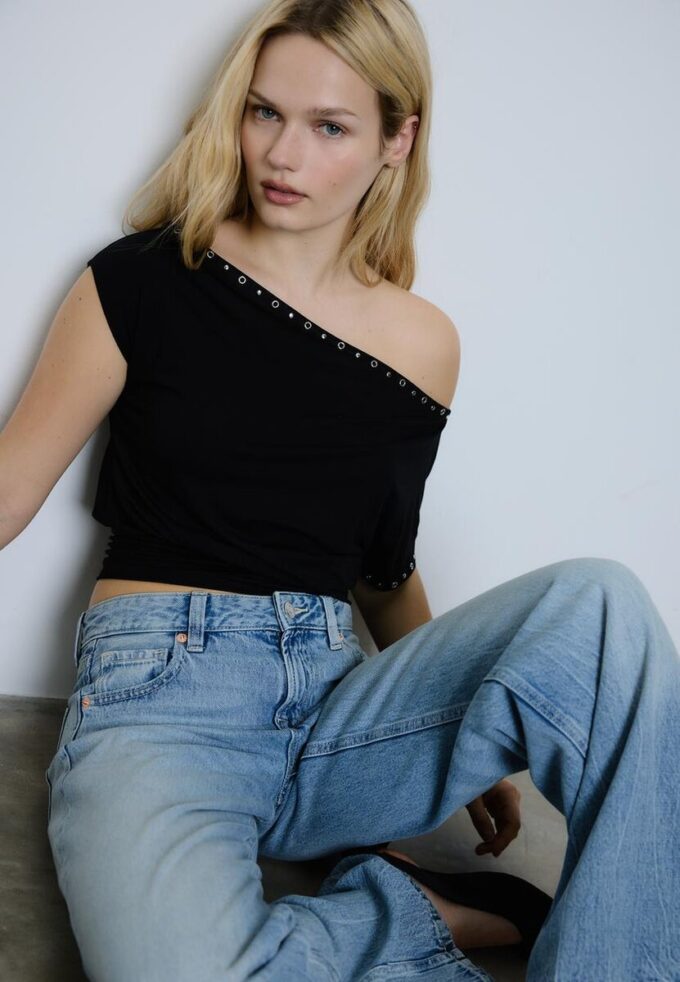 Asymmetrisches T-Shirt mit Nieten Asymmetrisches T-Shirt mit Nieten