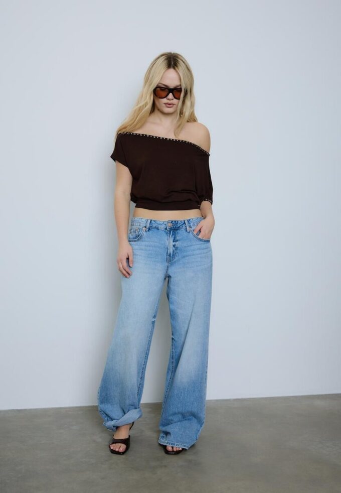 Asymmetrisches T-Shirt mit Nieten Asymmetrisches T-Shirt mit Nieten