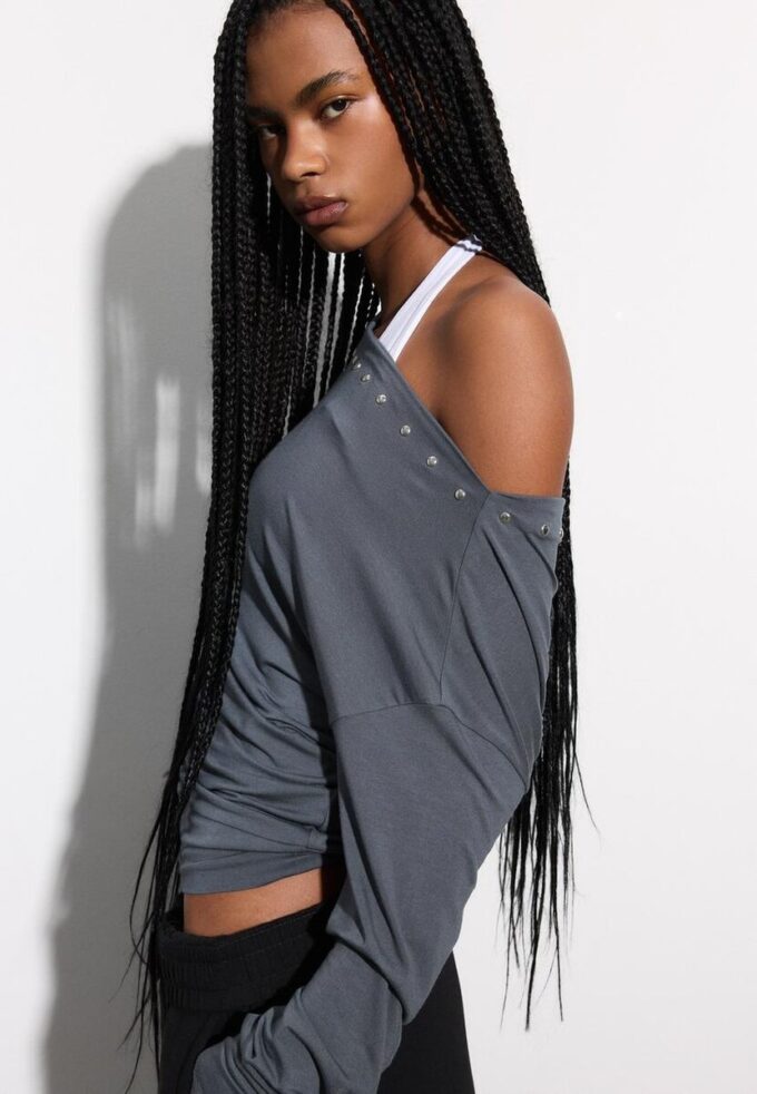 Asymmetrisches T-Shirt mit Nieten Asymmetrisches T-Shirt mit Nieten